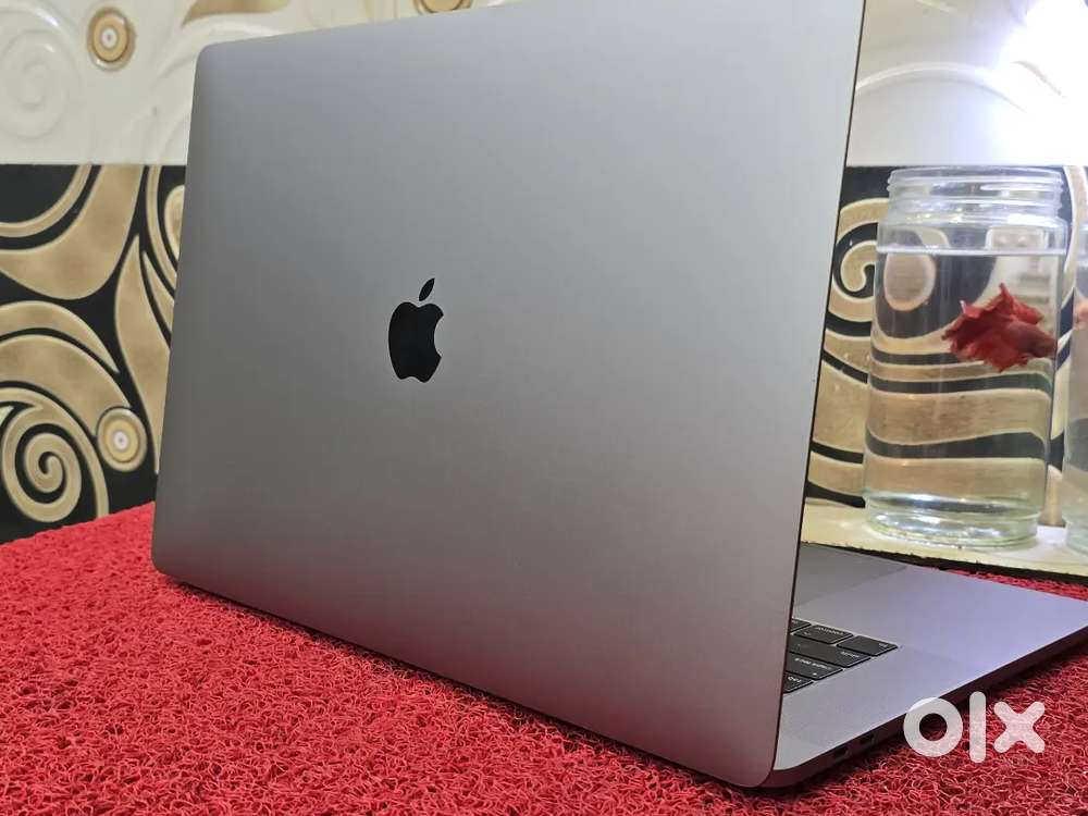 Apple Macbook Pro i9 16gb 512gb 5.5gb GRAPHICS 15inch Retina Touchbar