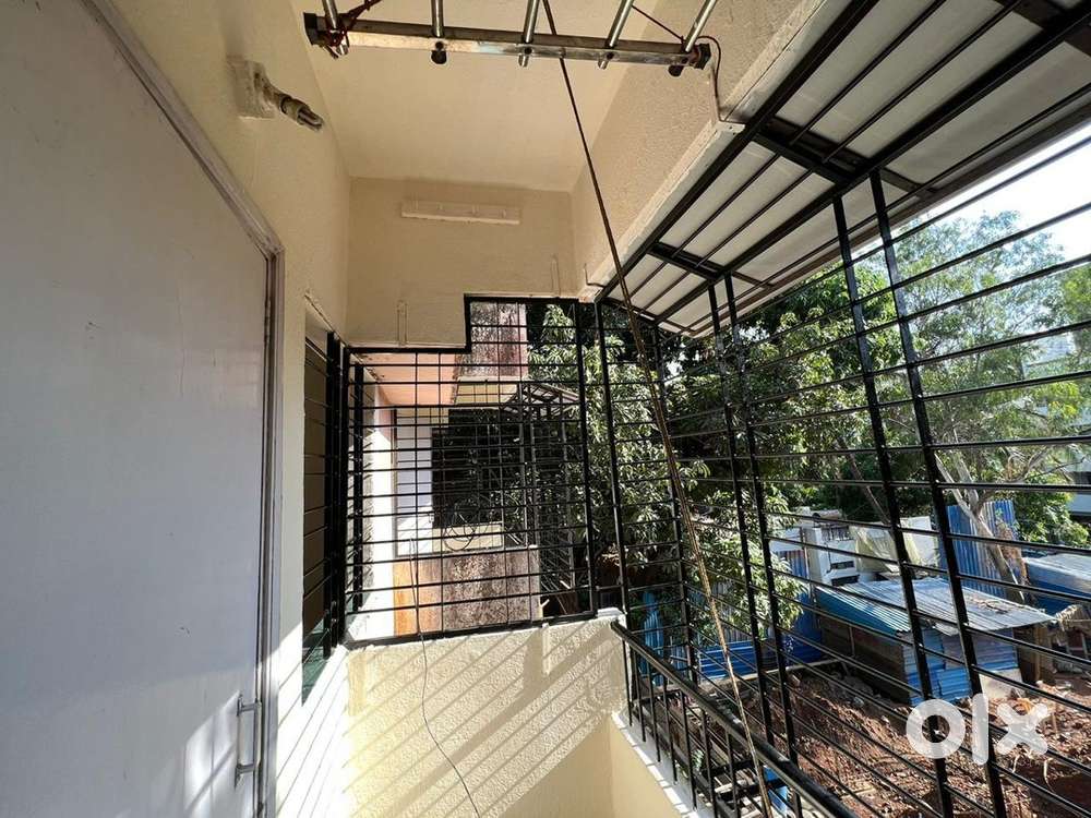 Looking for female woking flatmate as roomate.