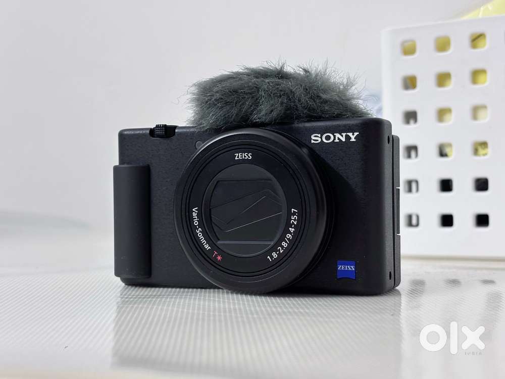 Almost New Sony ZV-1 w/ 24-70mm 1 inch lens & Wide Angle Lens Kit