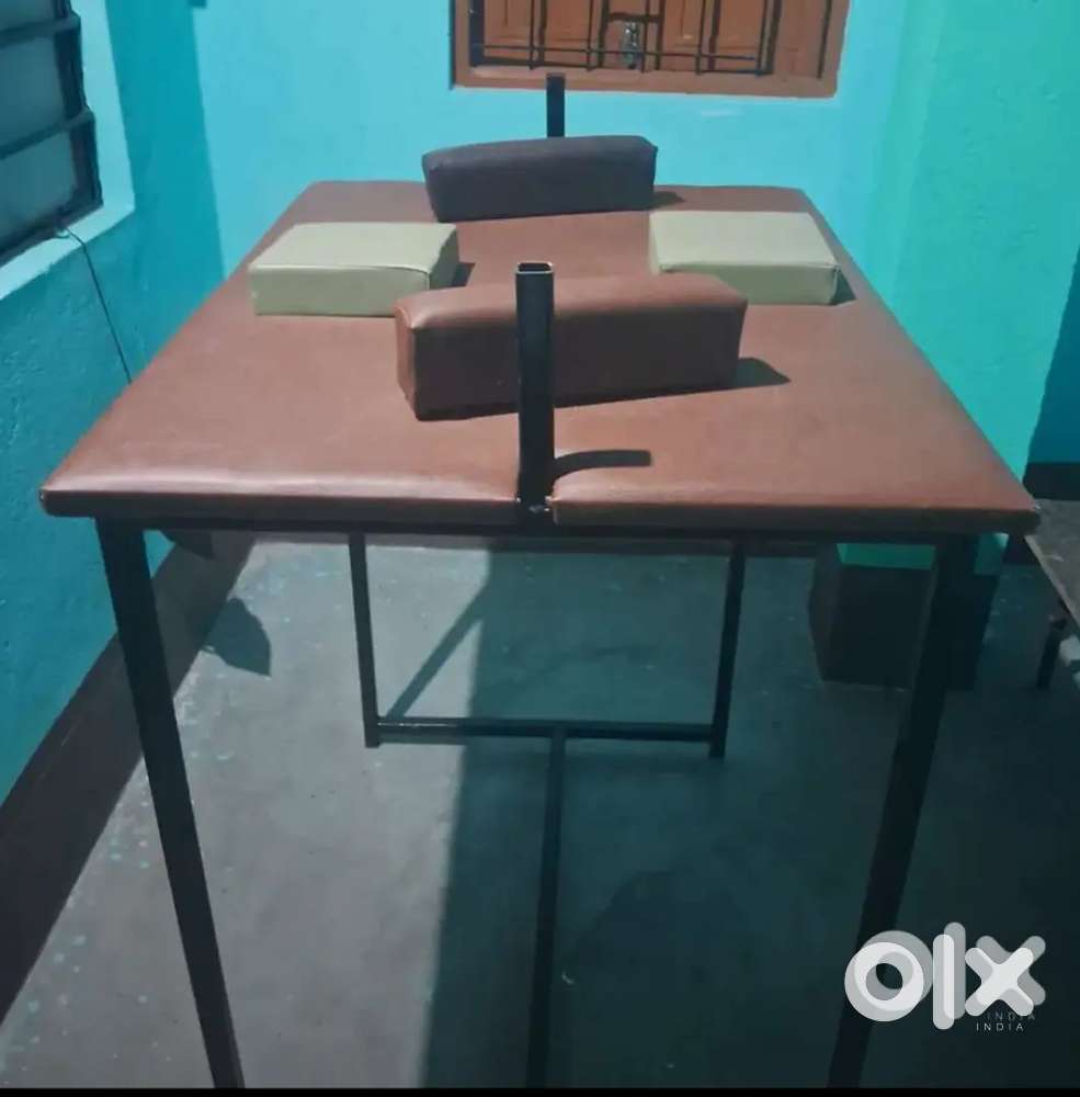 Arm wrestling table
