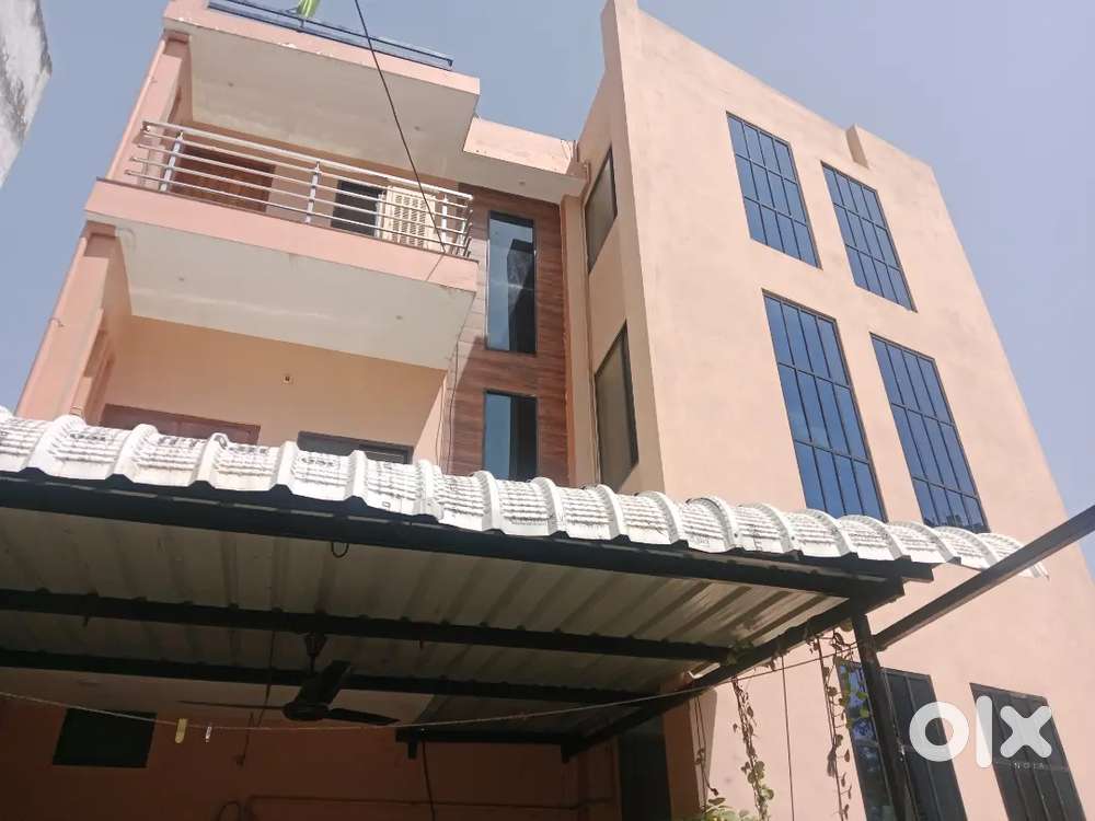 1 hall,1 kitchen, bedroom,1 attached washroom..Full separate for fam.