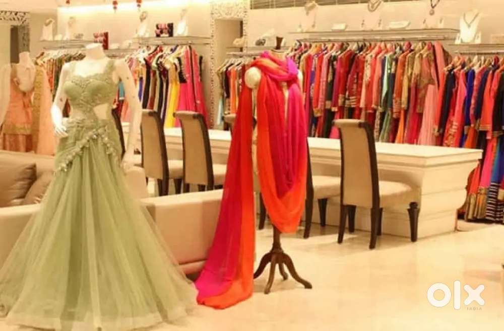 कपडे के शोरूम मे काम करने के इछुक उम्मीदवार आवेदन कर सकते है।