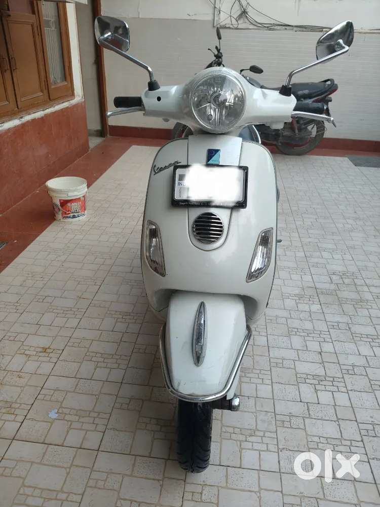 Well maintained Vespa White LX125