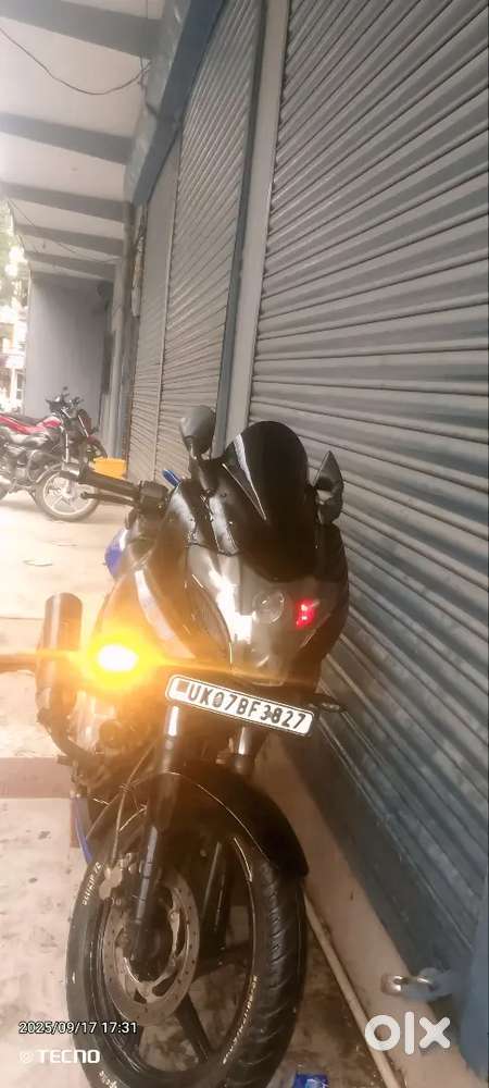 Pulsar 200  gadi per thoda bahut kam hai
