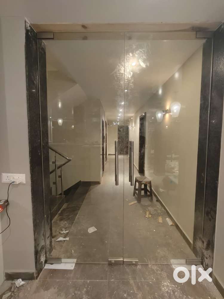 glass partition door work