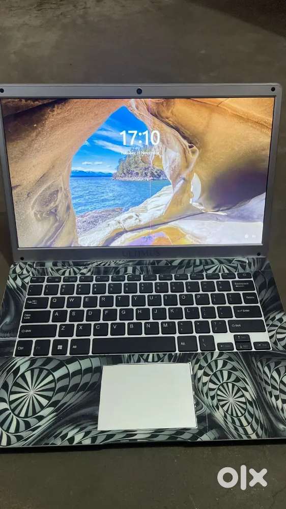 Ultimus laptop ( bas ek line hai )