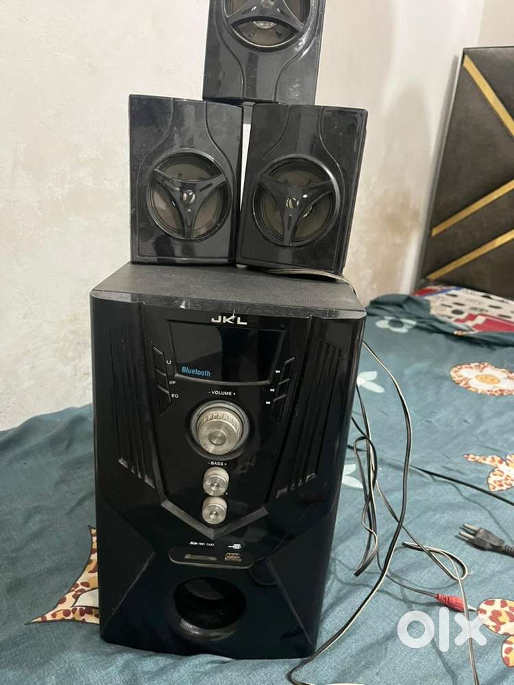 a bluetooth speaker is for sale with 3 box in good condition