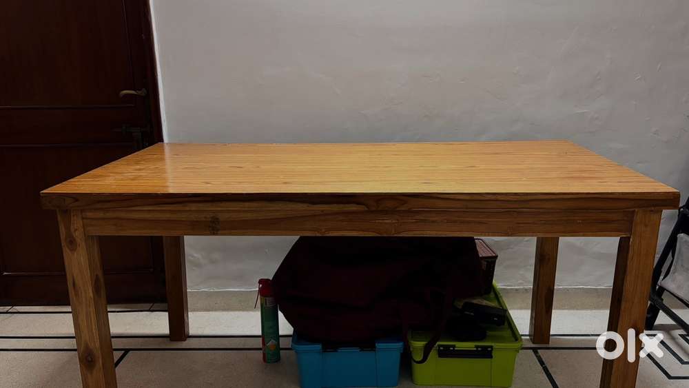 Computer desk made of wood 5.5ft long and 2.5 ft wide