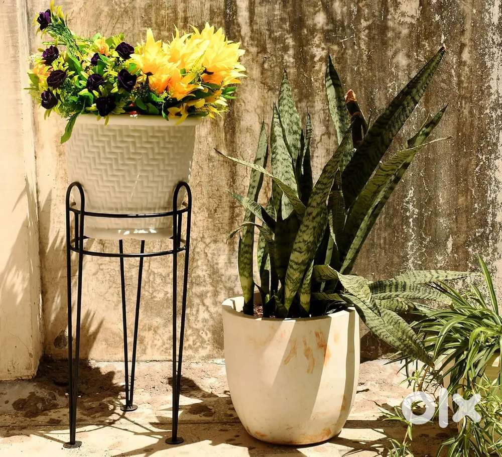 Hins Gardinge  matel round pot stand  plants