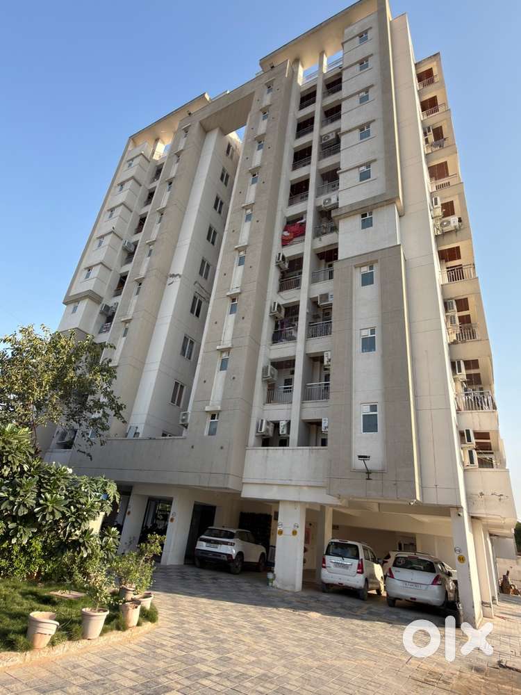 This is 2 bhk fully furnished flat .with 2 balconies