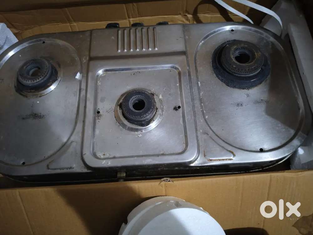 Three burner gas stove good condition new sofa bhi sell karna hai good