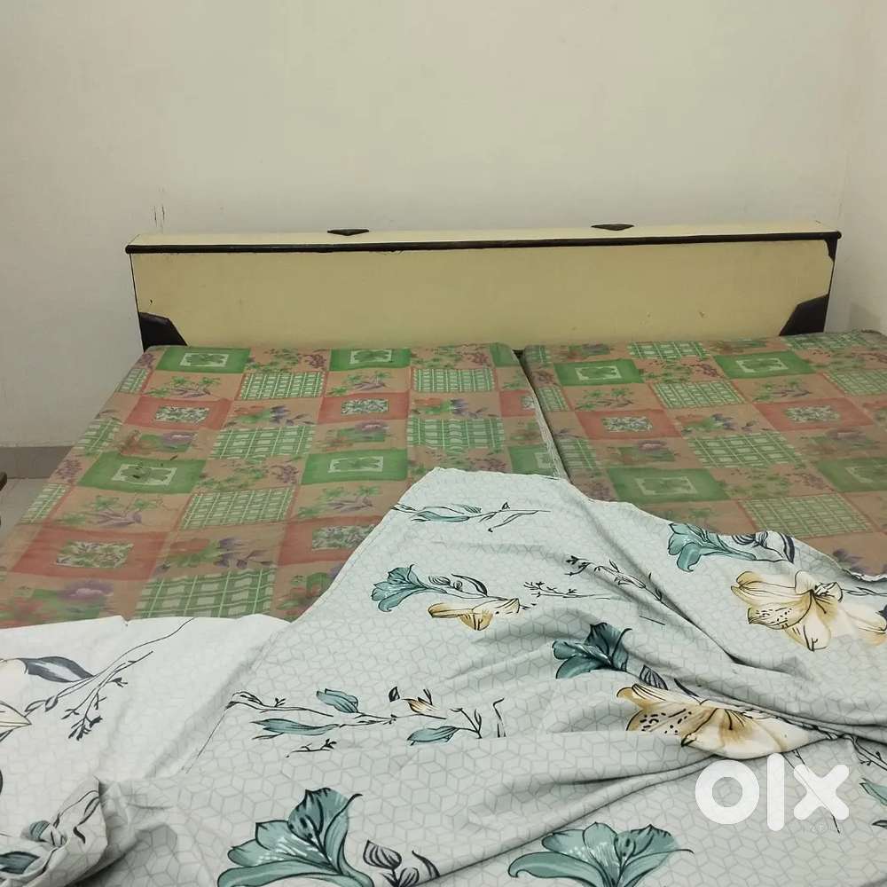 Good condition duble bed with matters