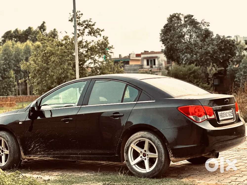 Cruze car 2011 model no sunroof base model alloy wheels 17 Inch