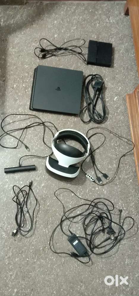 Sony PS4 + PlayStation VR Bundle Working. No Controller Free Game Disc