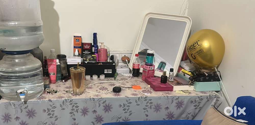 Electric blue 3-seater sofa with foldable spacious table