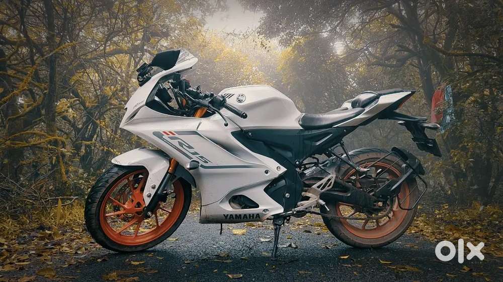 Yahama R15 V4 white colour