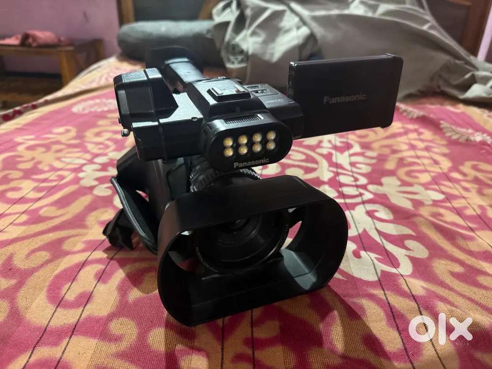 PV 100 PANASONIC VIDEO CAMERA NEW CONDITION FAMILY USE ONLY