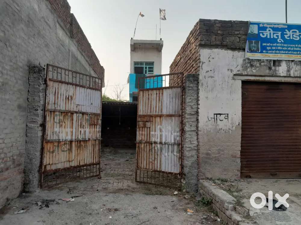 Urgent sale.  100 varg gaj ka plot hai dukan bhi isi plot me hai