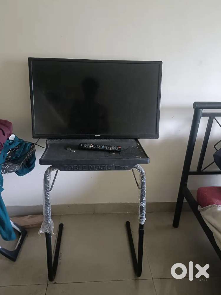 TV 32 inch and Table