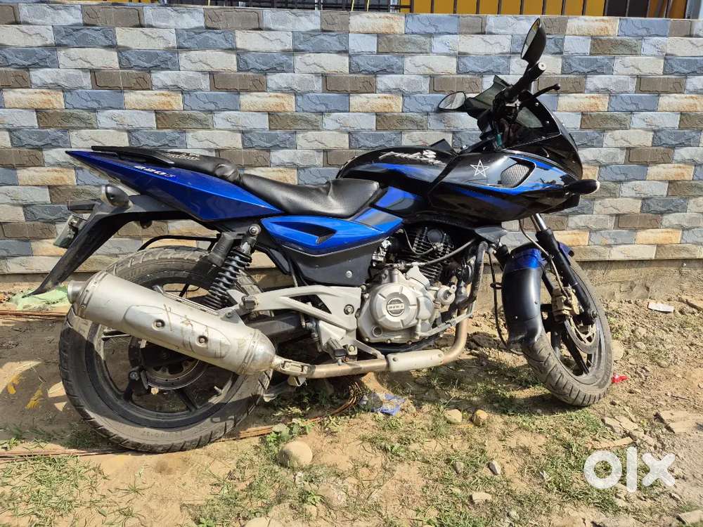 Bajaj Pulsar 220 for sale.