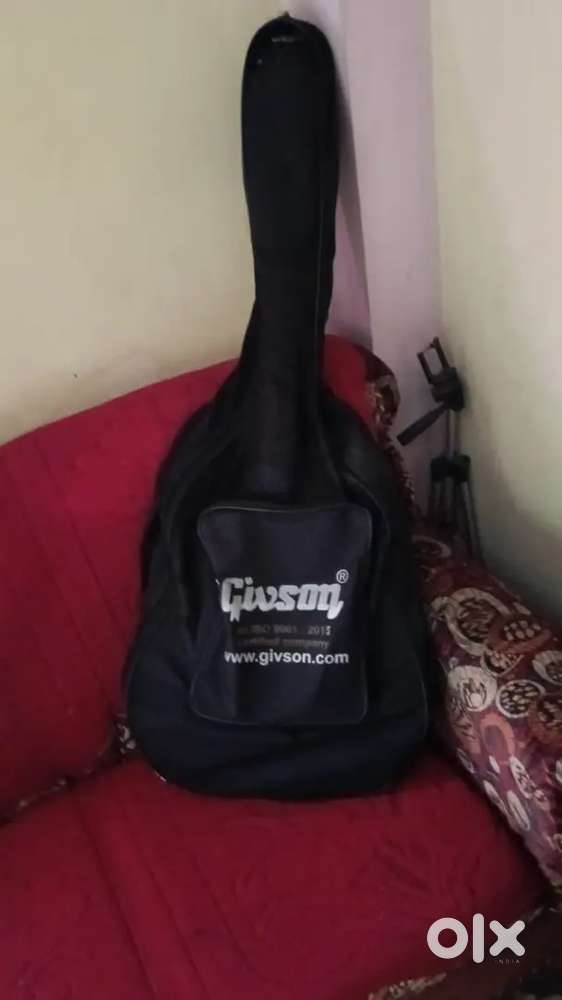 Givson guitar brand new price 8000 only 4-3 months old new condition