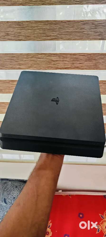 PS4 SLIM VERY LESS USED