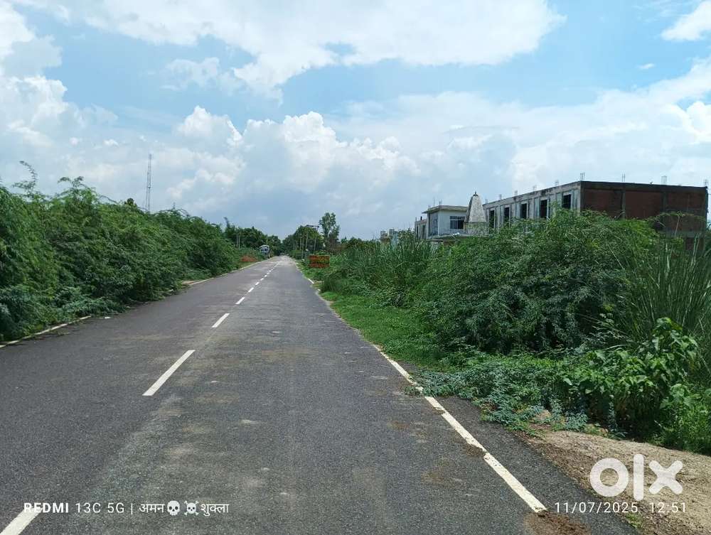 बकेवर से बैठका मेन रोड पर  जमीन  उपलब्ध है 1 बीघा 5 बिसुवा