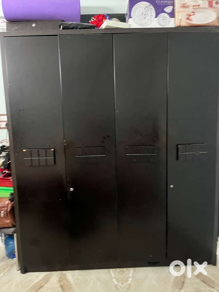 Wardobe spacious with locker