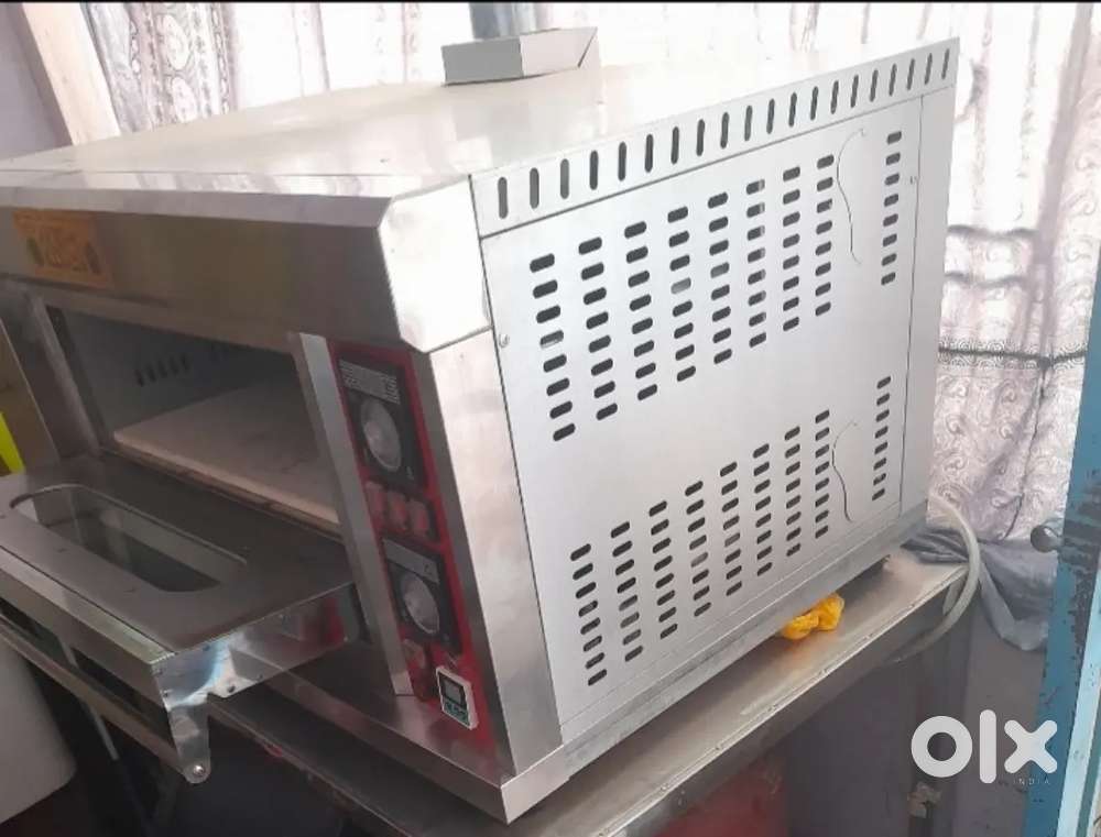 Pizza owen good condition and only 11 months used looks new pic