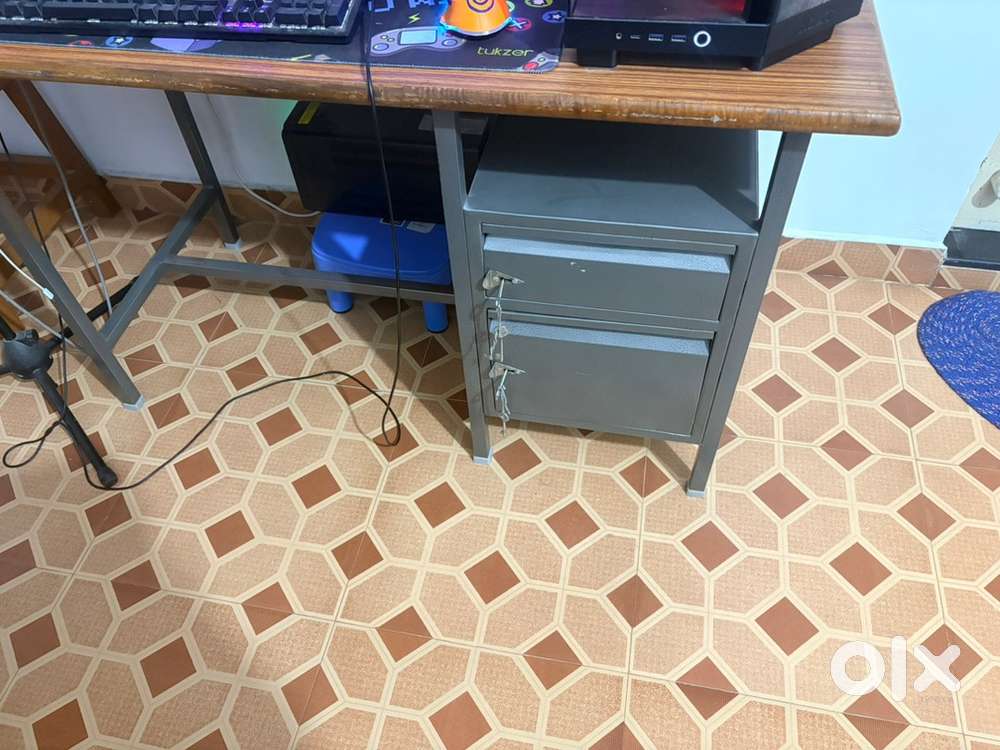 Computer table for sale