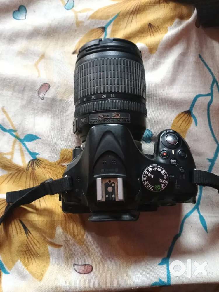 Nikon D5200 18.105 Lance one hand camera
