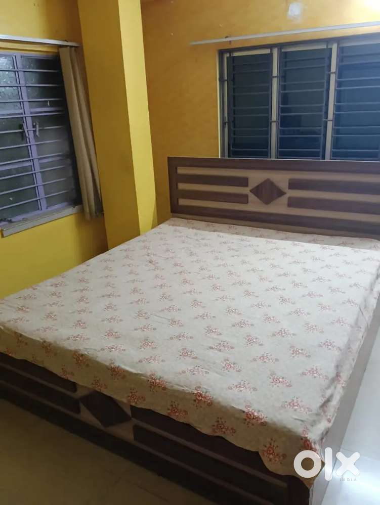 Hydrolic box bed. Very good condition. Ply wood