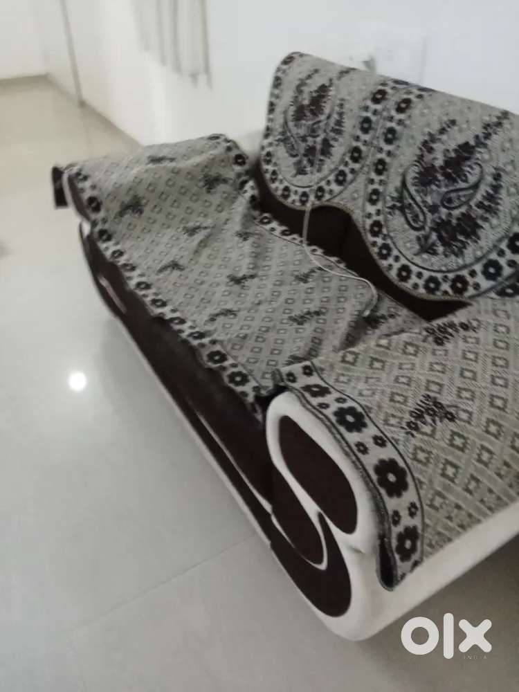 Moderately used sofa set to sell in affordable price