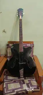 मेरा गिटार बेचना है अच्छे कंडीशन में है