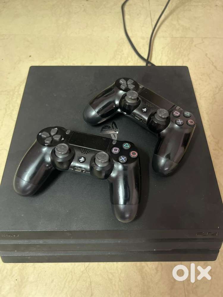 Playstation 4 pro 1 tb and with game cds