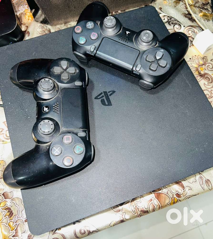 PS4 Slim 1TB – Perfect Condition + 2 Controllers + FC 24 CD