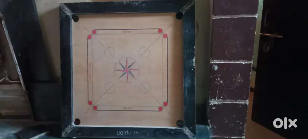 Carrom board