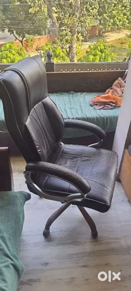 Boss Office Chair- High Back, comfortable, rotating and Adjustable