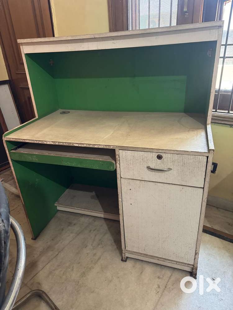 Computer table