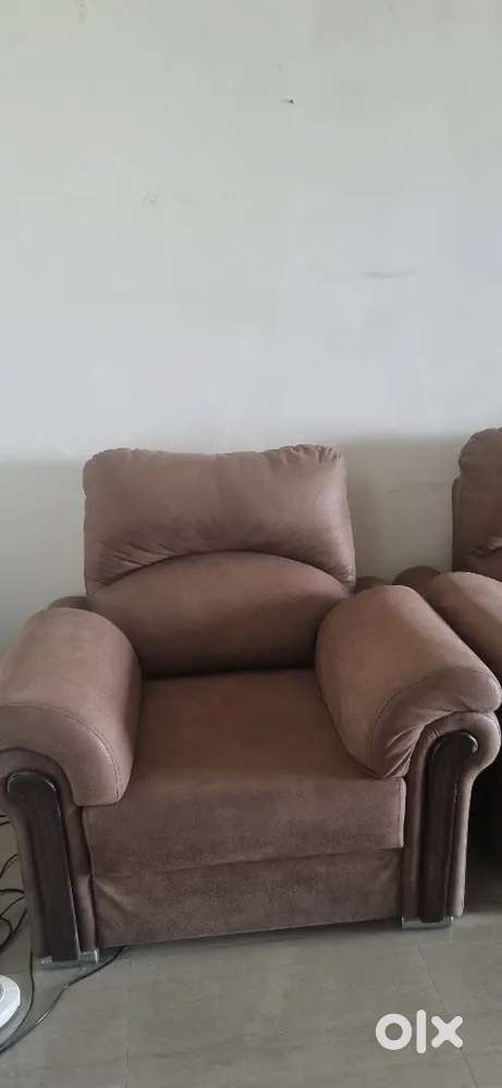 3+2+2 sofa set in very good condition is for sale