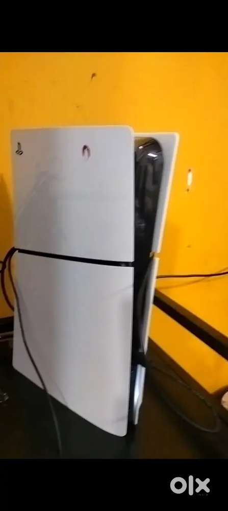 PS5 4 MonthsOld + 2 Controllers+3 Original Games SpiderMan2,GOW,FIFA25