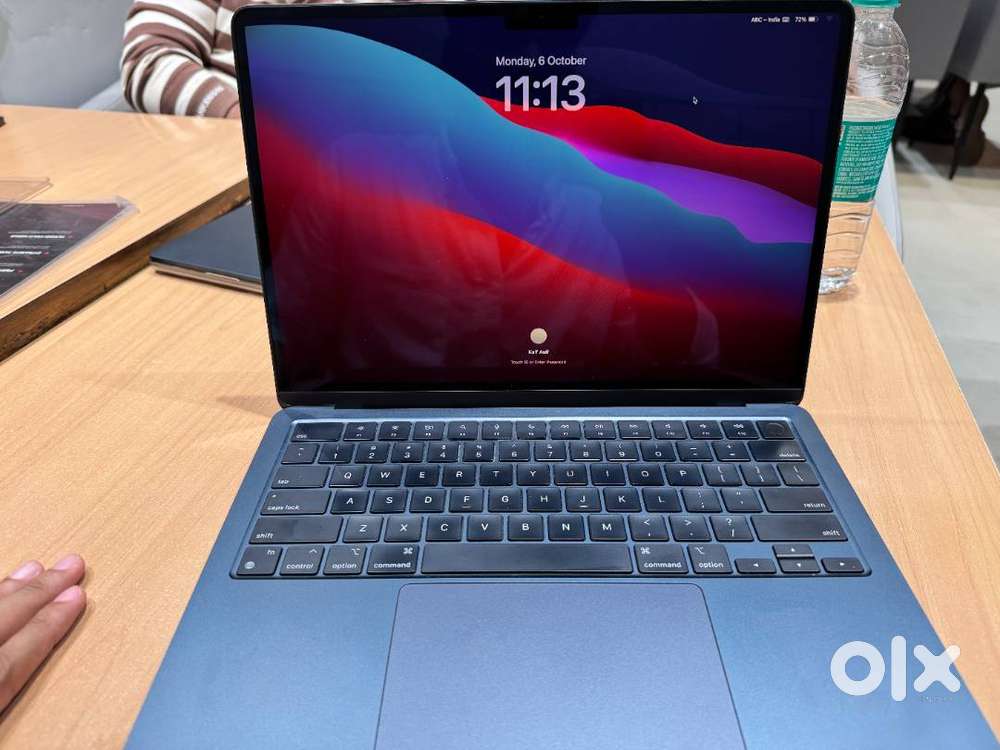 Apple MacBook Air M2 - 8GB RAM/256GB SSD