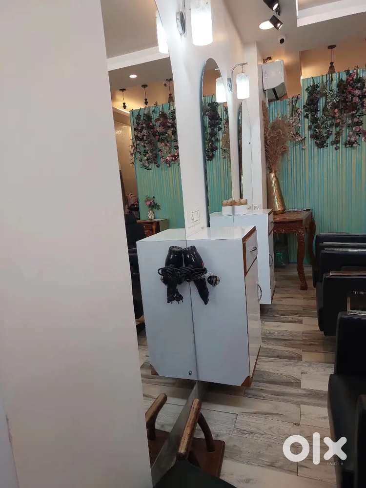 Urgent need salon stuff good looking smart flexible person