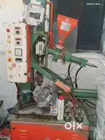 Vertical molding machine
