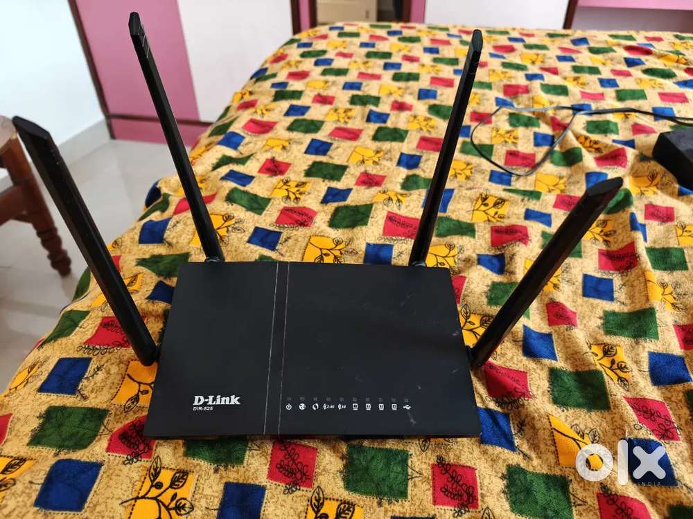 D-Link DIR-825 AC1200 Dual-Band Gigabit Router    Excellent Condition!