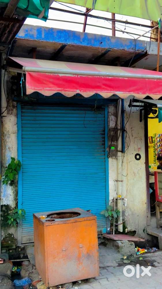 (Pagdi ke dukan) Shop on main road and on the chowk