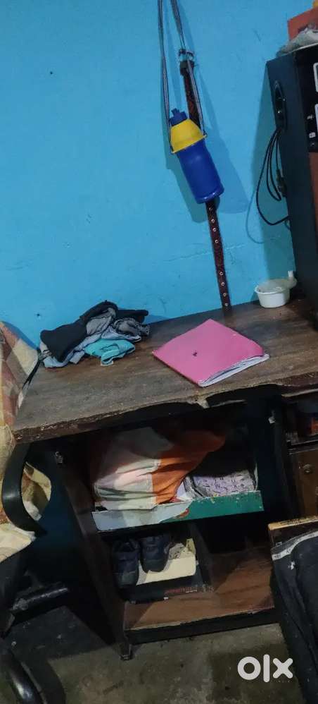 Computer table with round chair