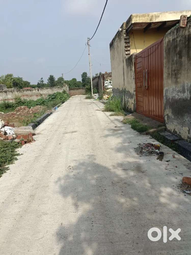 100 gaj or 50 gaj k plot pakki colony mein available hai