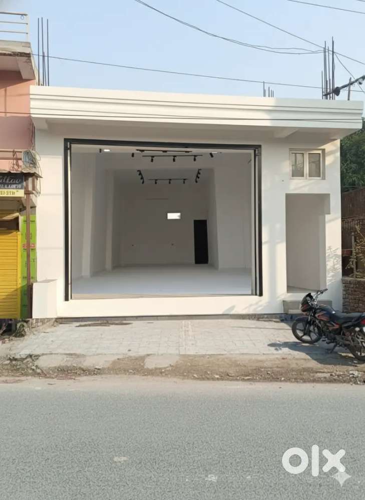 Commercial Space available on Rent for Shop or Showroom on road