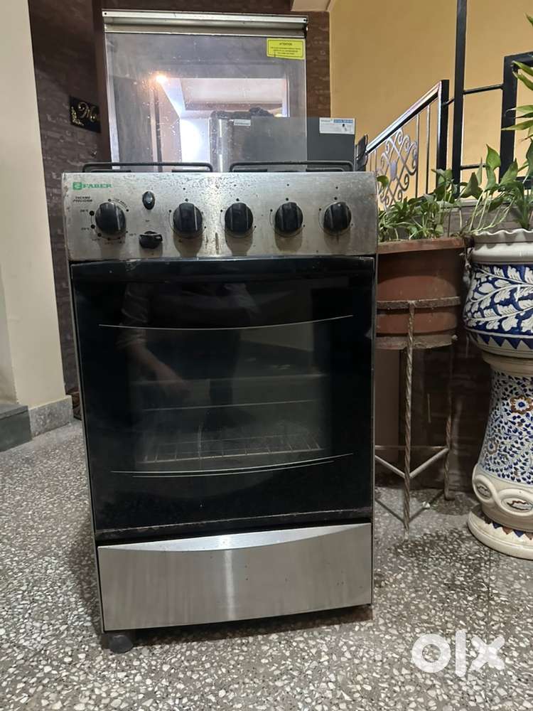 Gas cooking range with oven grill